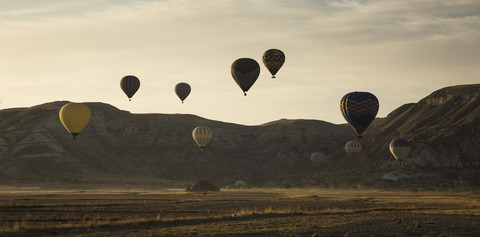 Türkei, Anatolien, Kappadokien, Heißluftballons bei Goereme bei Sonnenaufgang, lizenzfreies Stockfoto