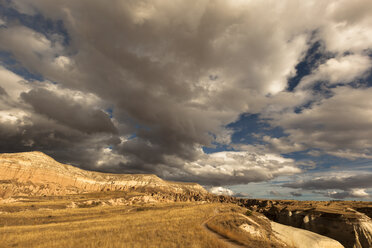 Türkei, Anatolien, Kappadokien, Rosental, felsige Landschaft und wütende Wolken - FCF000801