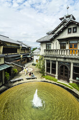 Japan, Honshu, Kyoto, Gion district, View over fountain - THAF001437