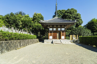 Japan, Honshu, Kyoto, Arashiyama-Bambuswald mit Tempel und Friedhof - THAF001449