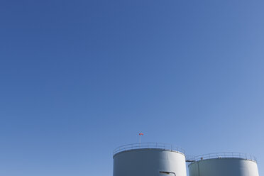 Niederlande, Roermond, zwei Öltanks vor blauem Himmel - VIF000441