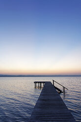 Deutschland, Bayern, Starnberger See, Schiffsbrücke am Abend - LHF000484