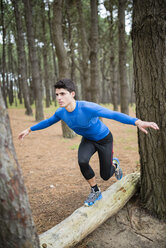 Sportler übt Gleichgewicht im Wald - RAEF000632