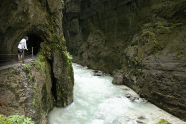 Deutschland, Bayern, Werdenfelser Land, Partnachschlucht bei Garmisch-Partenkirchen - LBF001278