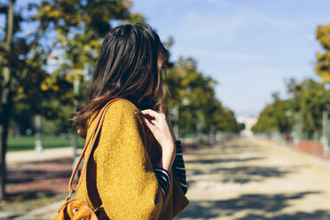 Stilvolle Frau im Park an einem sonnigen Herbsttag - GIOF000471