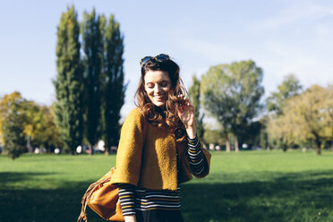 Stilvolle Frau im Park an einem sonnigen Herbsttag - GIOF000473