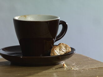 Cup of cappuccino and Italian cookie - SRSF000597