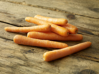 Fresh carrots on wood - SRSF000599