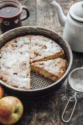 Selbstgebackener Apfelkuchen und eine Tasse schwarzer Tee - IPF000272