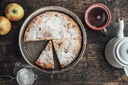 Selbstgebackener Apfelkuchen und eine Tasse schwarzer Tee - IPF000273