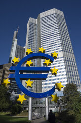 Deutschland, Hessen, Frankfurt, Schild der Europäischen Union vor dem Gebäude der Europäischen Zentralbank - WI002885