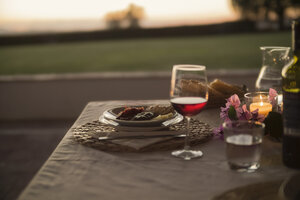 Italien, Toskana, Abendessen bei Sonnenuntergang - RIBF000386