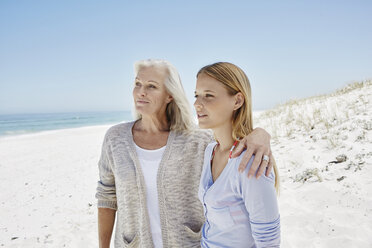 Best ager with adult daughter at the beach - RORF000162