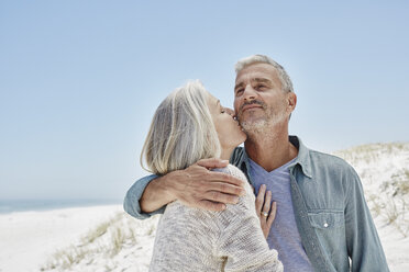 Couple at the beach - RORF000166