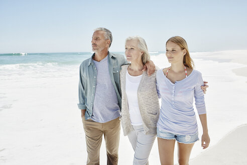 Best Ager mit erwachsener Tochter am Strand - RORF000174