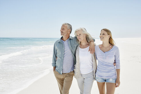 Best Ager mit erwachsener Tochter am Strand - RORF000175