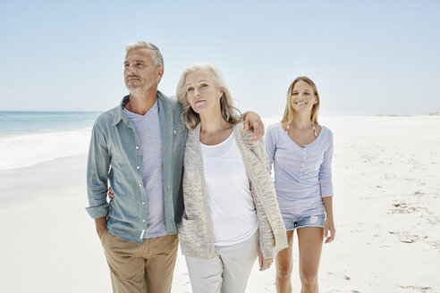 Best Ager mit erwachsener Tochter am Strand - RORF000176