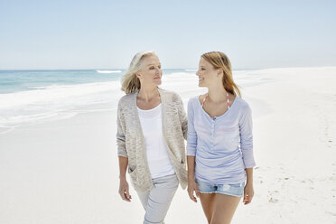 Best Ager mit erwachsener Tochter am Strand - RORF000178