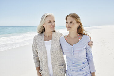 Best Ager mit erwachsener Tochter am Strand - RORF000179