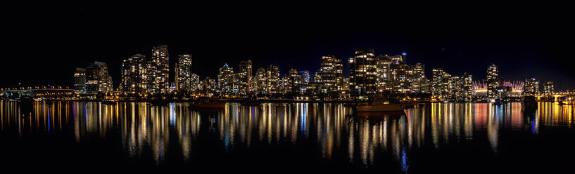 Kanada, Vancouver, Blick auf die Skyline bei Nacht vom Charleston Park aus - SMAF000385