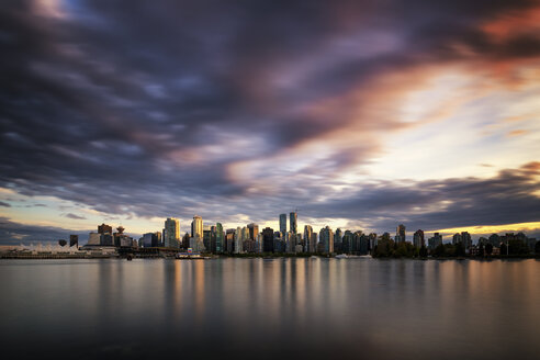 Kanada, Vancouver, Blick auf die Skyline in der Abenddämmerung vom Stanley Park aus - SMAF000386