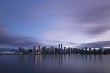 Kanada, Vancouver, Blick auf die Skyline in der Abenddämmerung vom Stanley Park aus - SMAF000387