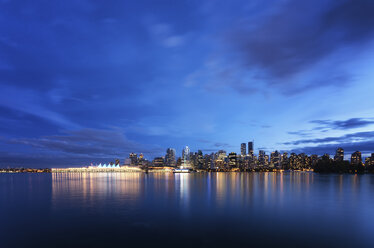 Kanada, Vancouver, Blick auf die Skyline in der Abenddämmerung vom Stanley Park aus - SMAF000389