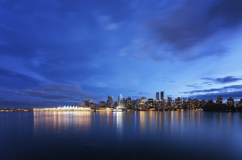 Canada, Vancouver, view to skyline at dusk seen from Stanley Park - SMAF000389