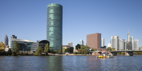 Deutschland, Hessen, Frankfurt, Blick auf den Main und den Westhafen Tower im Hintergrund - WIF002896