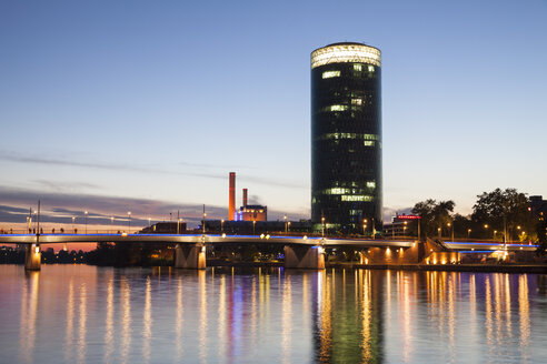 Deutschland, Hessen, Frankfurt, Blick auf den Main und den Westhafen Tower im Hintergrund, blaue Stunde - WIF002898