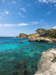 Spanien, Balearen, Mallorca, Santanyi, Blick auf Cala S'Amonia - AMF004380