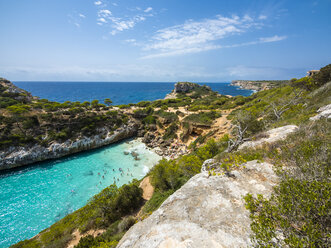 Spanien, Balearen, Mallorca, Blick auf die Bucht Calo des Moro - AMF004395