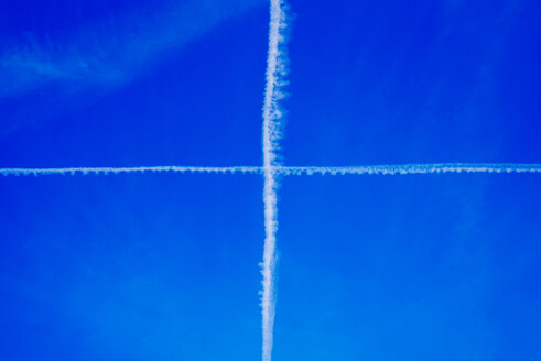 Zwei gekreuzte Kondensstreifen am blauen Himmel - DASF000034