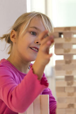 Kleines Mädchen spielt mit Bauklötzen, lizenzfreies Stockfoto