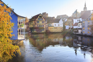 Deutschland, Bamberg, Blick auf die Stadt mit dem Fluss Regnitz im Vordergrund - VT000466
