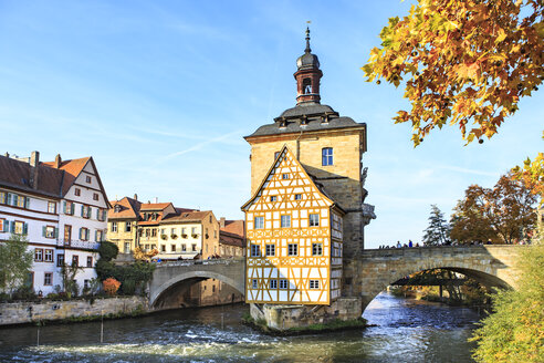 Deutschland, Bamberg, Blick auf das alte Rathaus mit dem Fluss Regnitz im Vordergrund - VT000467