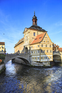 Deutschland, Bamberg, Blick auf das alte Rathaus mit dem Fluss Regnitz im Vordergrund - VT000468