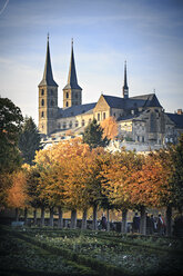 Deutschland, Bamberg, Blick auf das Kloster Michelsberg mit Rosengarten im Vordergund - VT000474