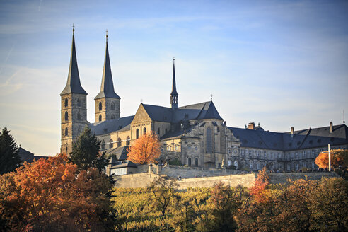 Deutschland, Bamberg, Blick auf die Neue Residenz mit Kloster Michelsberg - VT000475