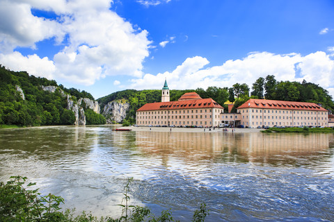 Deutschland, Kelheim, Blick auf die Abtei Weltenburg mit der Donau im Vordergrund, lizenzfreies Stockfoto