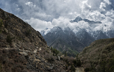 Nepal, Himalaya, Khumbu, Wanderweg und Berge in Wolken - ALRF000123