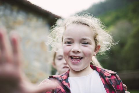 Porträt eines lachenden blonden Mädchens, lizenzfreies Stockfoto