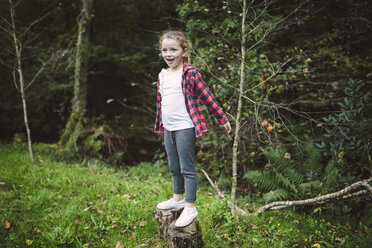 Portrait of happy blond girl in nature - RAEF000646