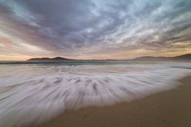 Spanien, Ferrol, San Jorge Strand bei Sonnenuntergang, Langzeitbelichtung - RAEF000653