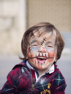 Porträt eines lächelnden kleinen Jungen mit Halloween-Gesichtsbemalung - XCF000040