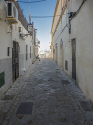 Spain, Majorca, Palma, alley in the old town with view to marina - AMF004403