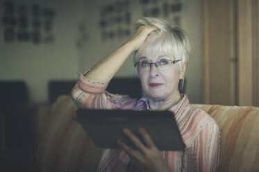 Porträt einer älteren Frau mit digitalem Tablet - FRF000362