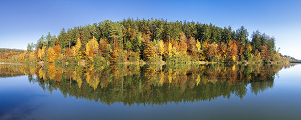 Germany, Baden-Wuerttemberg, Herrenbach reservoir in autumn - STSF000964