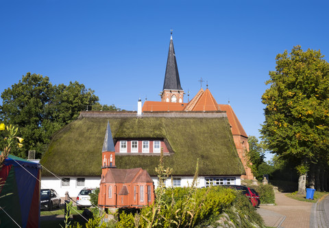 Deutschland, Mecklenburg-Vorpommern, Wustrow, Kirche und Modell der Kirche, lizenzfreies Stockfoto