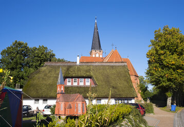 Deutschland, Mecklenburg-Vorpommern, Wustrow, Kirche und Modell der Kirche - SIEF006848